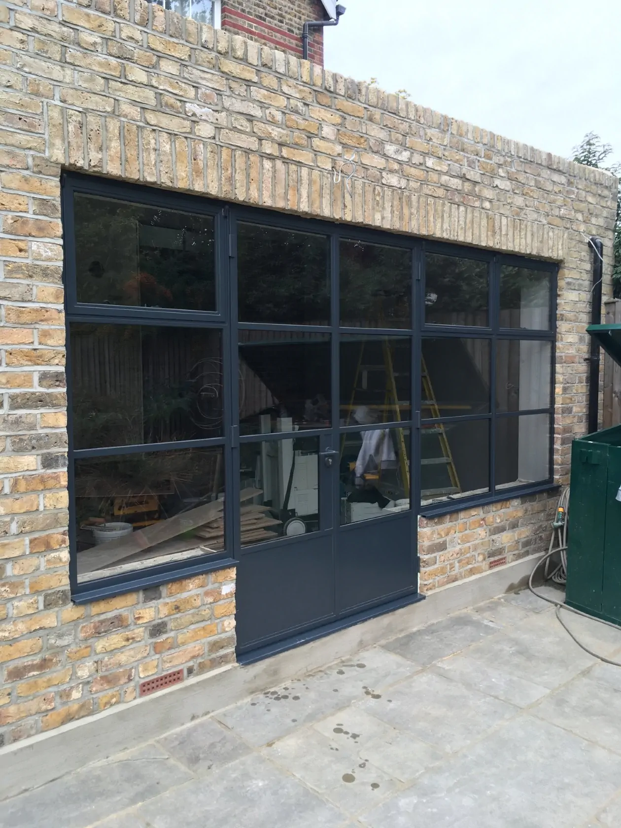 W20 Double Door Screen With Windows And Kick Panel