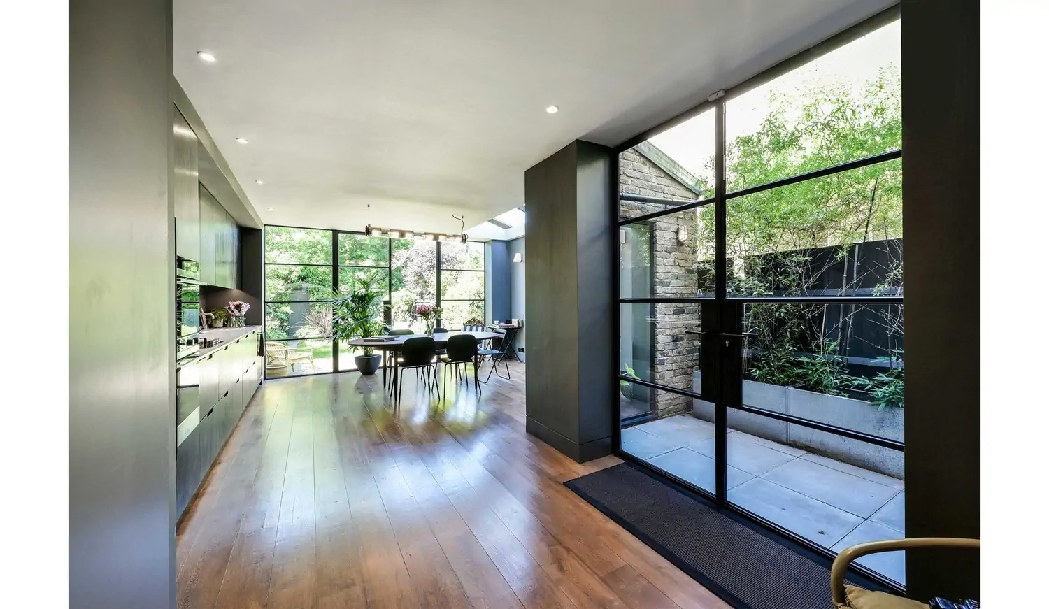 W20 Double Doors To Queen Park Internal View